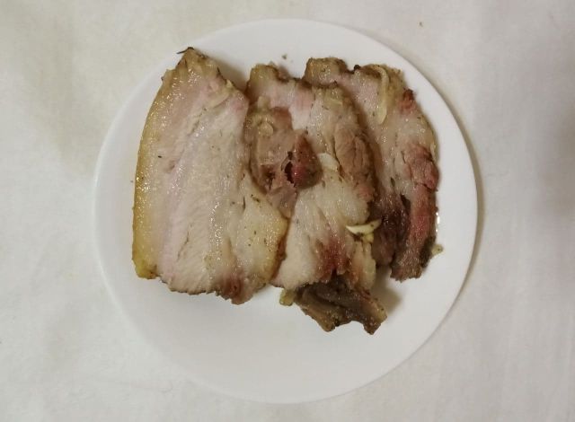 Свинина в фольге со специями и чесноком