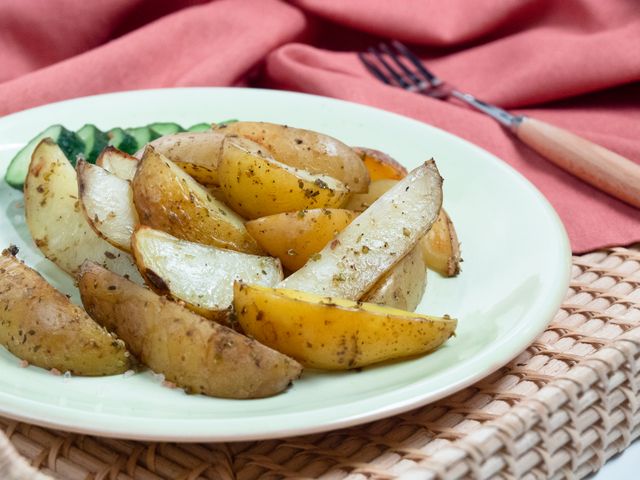Картофель запеченный в фольге в мультиварке: идеален с селедочкой и лучком