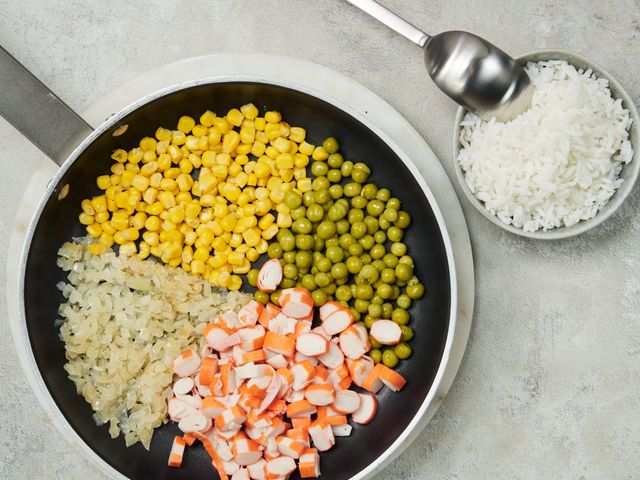 Салат с рисом, кукурузой и крабовыми палочками