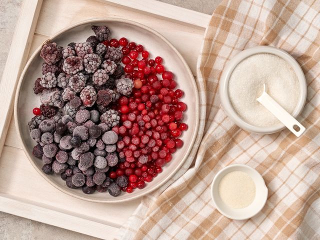 Что делать с замороженными ягодами: 7 рецептов, которые вдохновят запасаться ими впрок