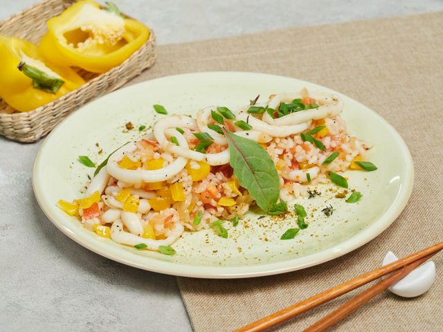 Салат из кальмаров с рисом и яйцом