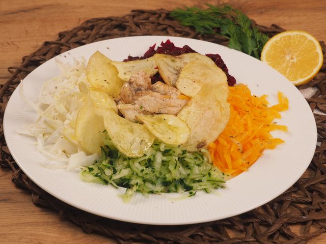 Салат огород на стол. Салат Козел в огороде с курицей и чипсами — классический рецепт