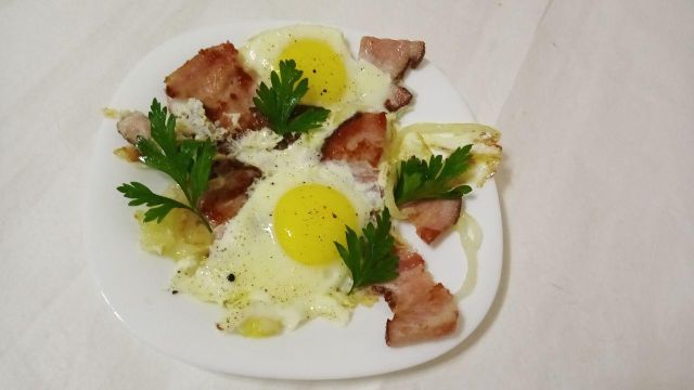 Готовить просто: яйца в облаках с беконом и сыром - натяжныепотолкибрянск.рф