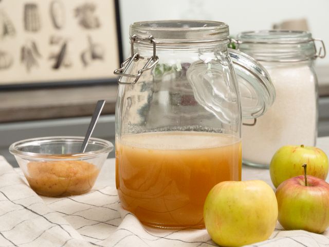 Как заготовить яблочный сок на зиму - Лайфхакер