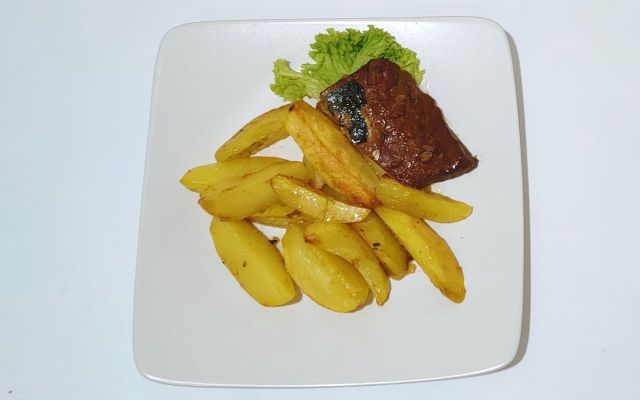 Пирог с рыбной консервой и картофелем