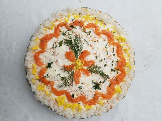 Слоеный салат с красной рыбой, рисом и овощами – пошаговый рецепт приготовления с фото