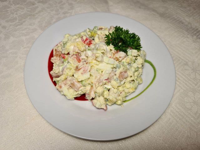 Салат с красной рыбой и овощами