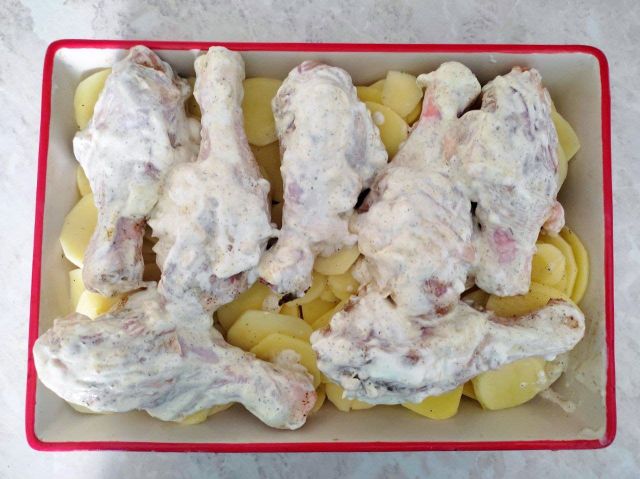 Куриные ножки с картошкой в духовке