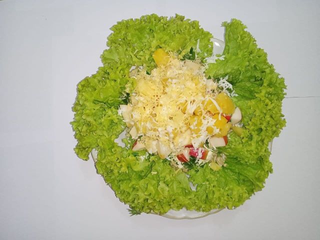 Диетический салат с курицей и ананасами