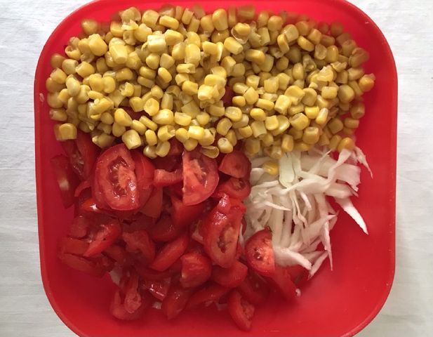 Витаминный салат из капусты с консервированной кукурузой