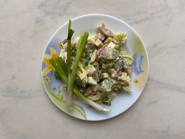 Салат с пекинской капустой, колбасой, яйцом и сыром
