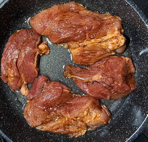 Мясо свинина кусочками на сковороде с луком рецепт фото пошагово и видео