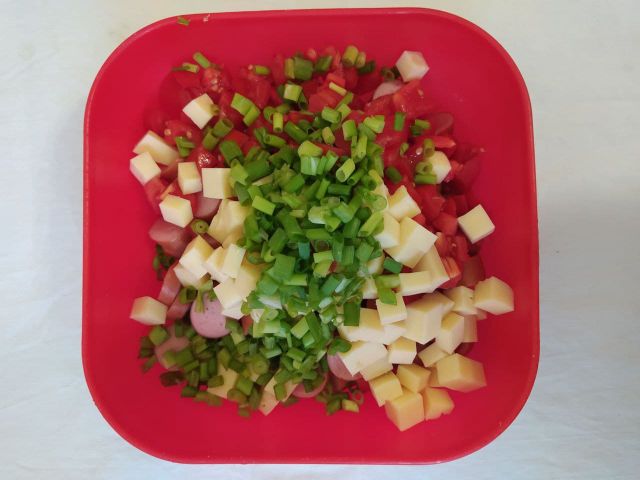 Салат с сосисками — классический рецепт