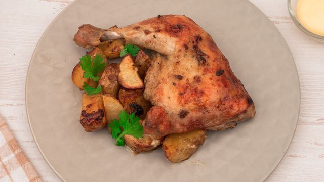 Вариант 2: Классический рецепт курицы со сметаной и грибами в духовке