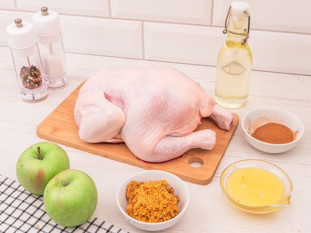 Куриные бёдра с яблоками в духовке — рецепт с фото