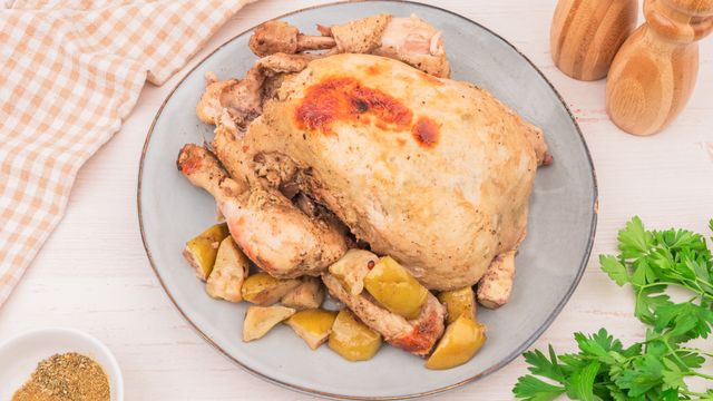 Курица с яблоками и картофелем в духовке - пошаговый рецепт с фото на уральские-газоны.рф