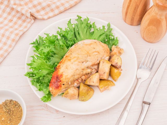 Курица в рукаве, фаршированная черносливом и яблоками - пошаговый рецепт с фото