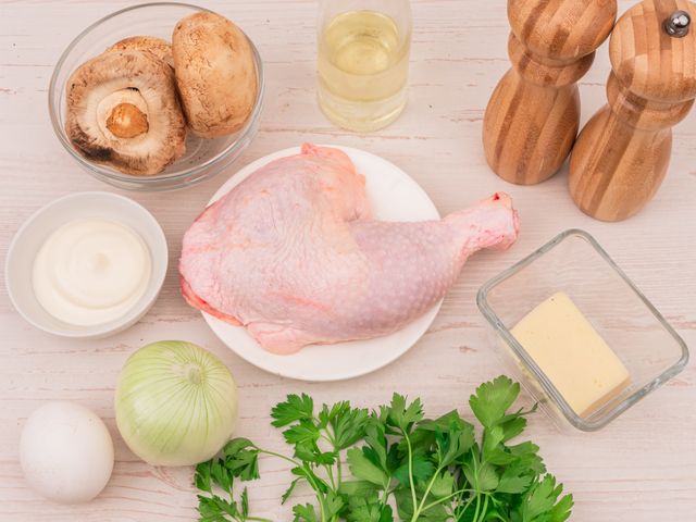 Фаршированные куриные окорочка без кости – базовый рецепт и 3 варианта начинки