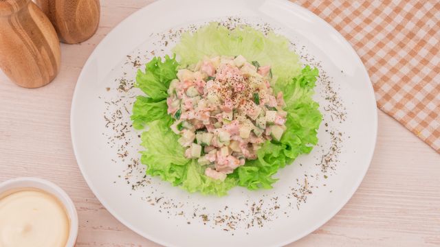 Салат с копченой курицей, луком и фасолью: рецепт с фото