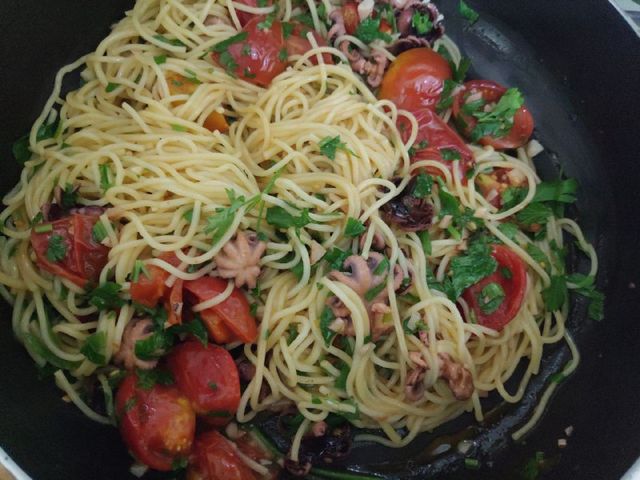 Спагетти с осьминогом и томатами — Шеф Black Pepper