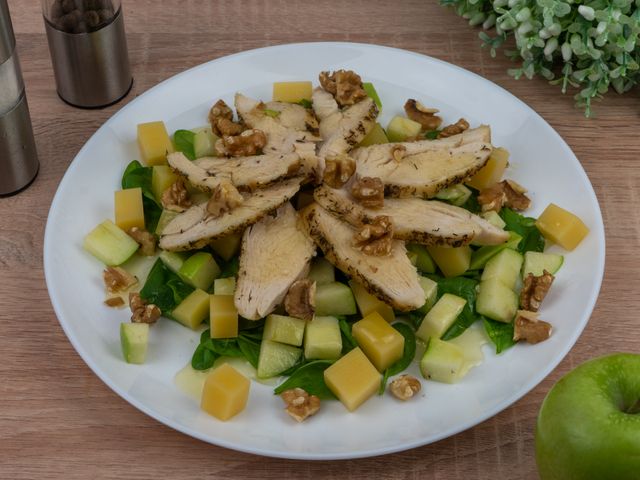 Куриный салат с яблоками, сыром и яйцами, рецепт с фото — вторсырье-м.рф