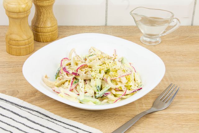Салат с кальмарами — самые вкусные и простые рецепты
