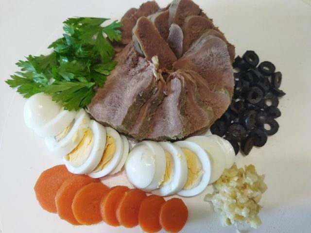 Заливное из говяжьего языка, пошаговый рецепт на ккал, фото, ингредиенты - Tassay