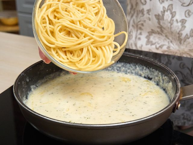 Как приготовить спагетти с сырным соусом