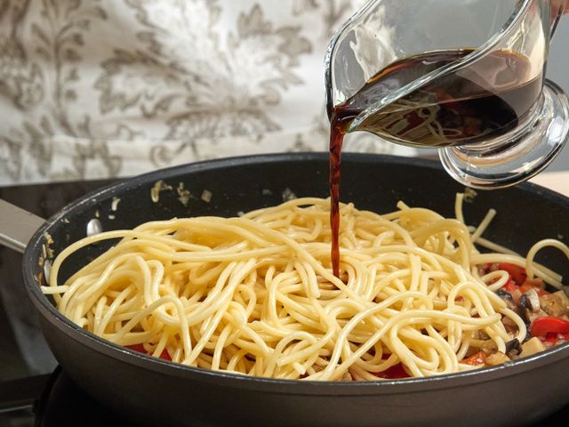 Что быстро приготовить к макаронам: 10 классических соусов