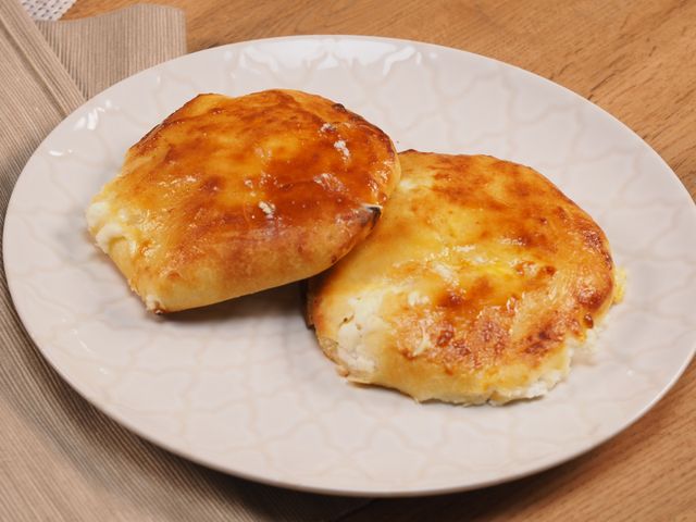 Хачапури из слоеного теста с адыгейским сыром — рецепт с фото | Recipe