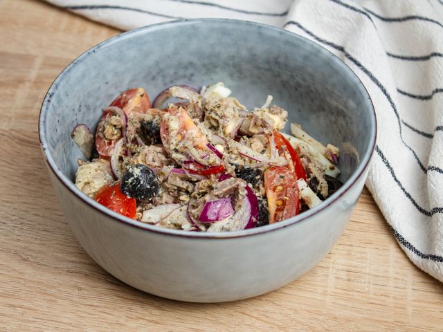 Салат с сардиной - очень полезное блюдо с изысканным вкусом: рецепт с фото и видео