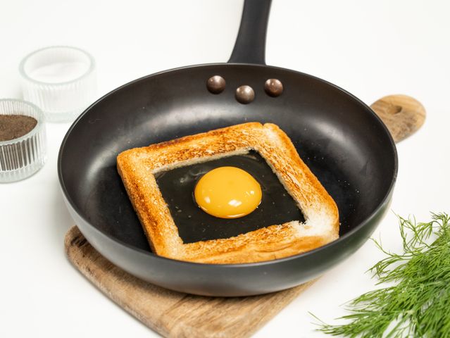 Завтрак из хлеба и яиц на сковороде - рецепты с фото