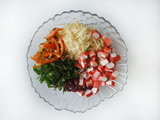 Салат из фасоли, сыра, крабовых палочек и перца