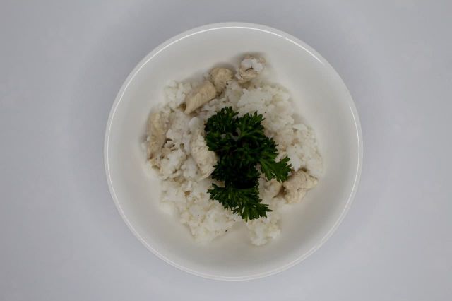 Куриная грудка с овощами и бурым рисом