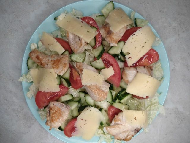 Лёгкий салат с куриным филе, яйцом и овощами: рецепт с фото