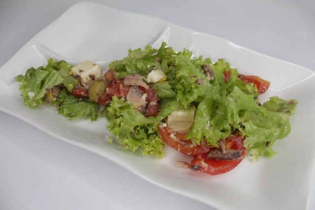 Слоеный салат с тунцом, помидорами и сыром