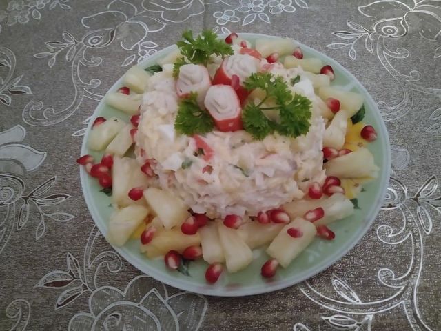 Салат с курицей, крабовыми палочками, ананасом и кукурузой - пошаговый рецепт с фото