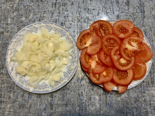 Мясные отбивные с помидорами и сыром