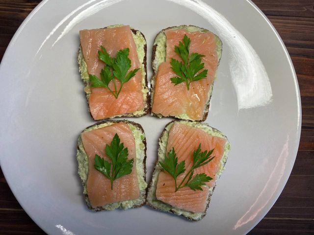 Бутерброды с красной рыбой — 10 простых и вкусных рецептов для праздничного стола