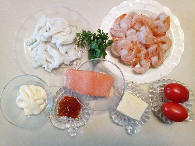 Оригинальный салат с кальмарами и красной икрой к праздничному столу – рецепт приготовления