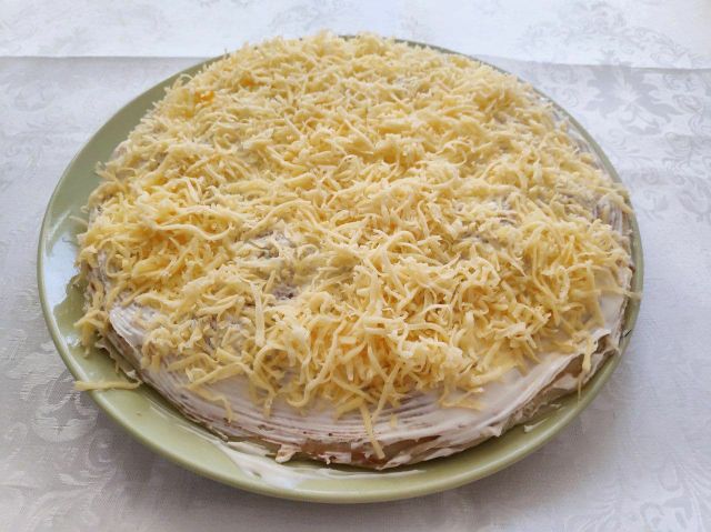 Блинный торт с курицей, грибами и сыром