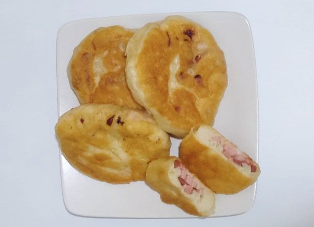 Пирожки на дрожжах с колбасой и сыром в духовке