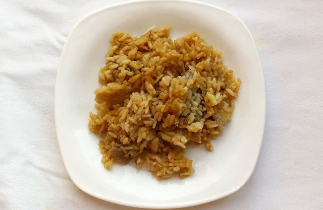 Минтай с луком и рисом по рецепту бабушки Анны