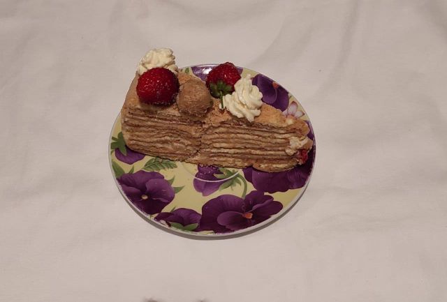 Медовый торт с ягодным кюли и сливочным кремом