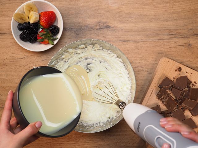Как приготовить: Масляный крем с варёным сгущенным молоком — рецепт и советы от Бабушки Эммы