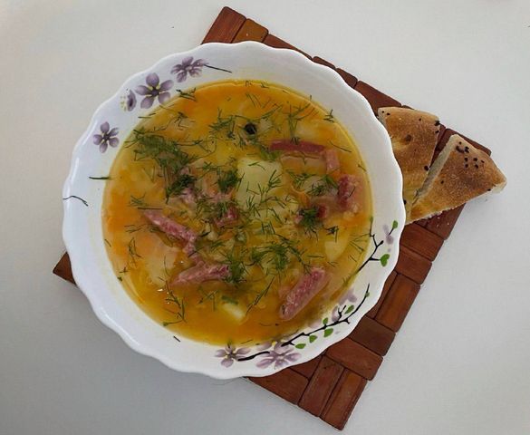Гороховый суп с копченой колбасой и картошкой