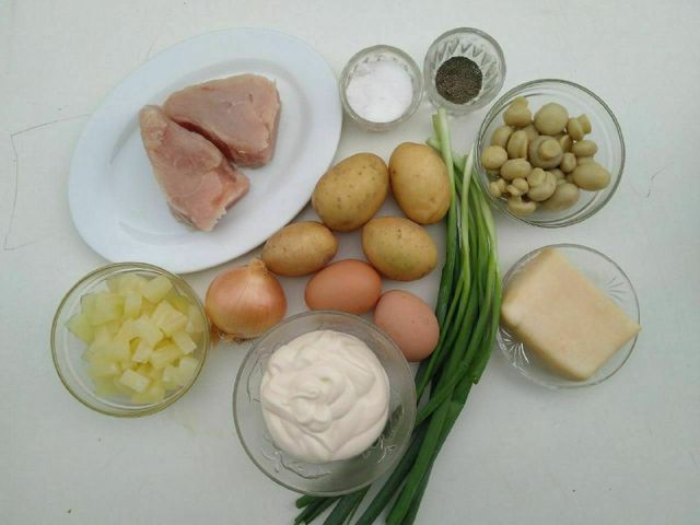 Салат с курицей, ананасом, сыром и картошкой