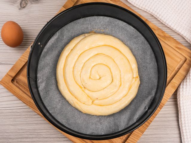 Пирог «Улитка» из слоеного теста с сыром