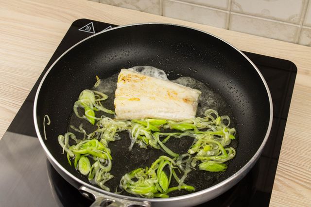 Запеченный судак в сливках с зеленью и сыром