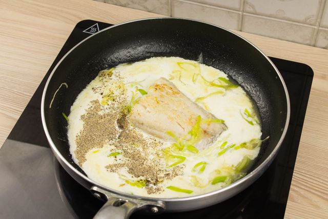 Судак с шампиньонами в сливочном соусе — готовится быстро на одной сковороде